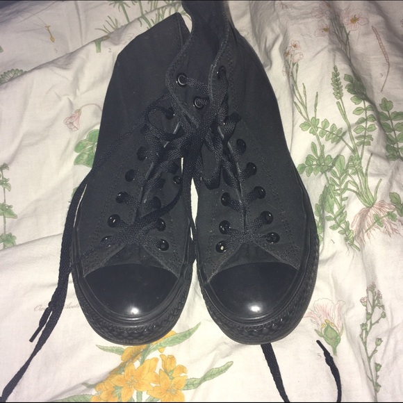 BLACK CONVERSE SNEAKERS