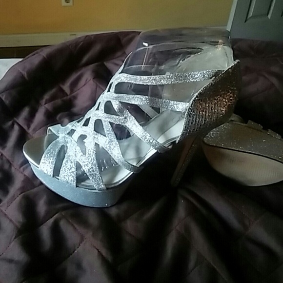 Beautiful silver studded heels !! 👠👠👠