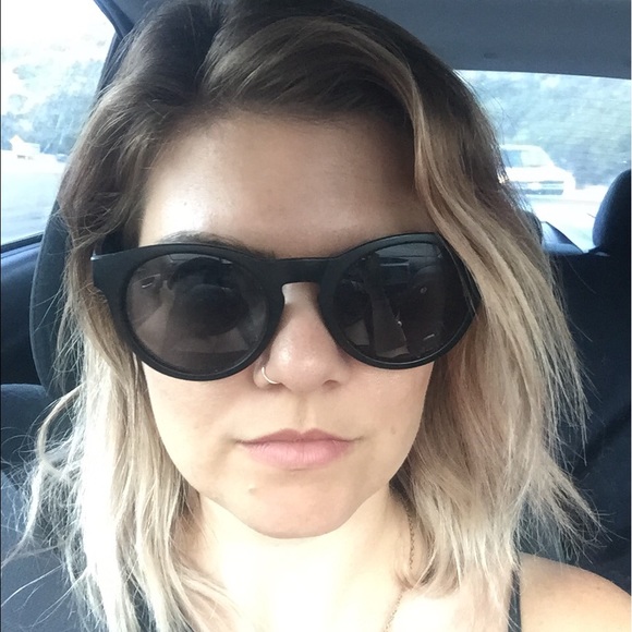 Meet your Posher, Beth - Picture 2 of 4