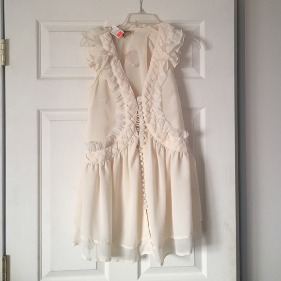 Ruffle long shirt with vintage buttons