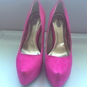 Cute fusia colored pumps. NEVER worn.