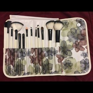 Makeup brush set with brush case