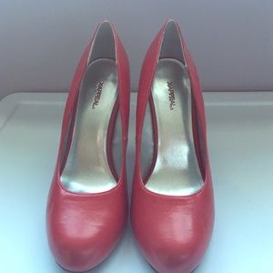 Cute red pumps!