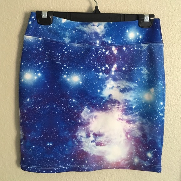 EUC Galaxy print mini skirt ✨