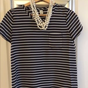 Striped shirt sleeve blouse.