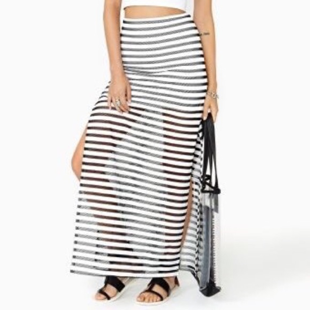 SALE 🎈Nasty Gal Skirt Black/White EUC Size 6