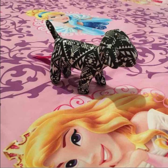 Mini mini vs PINK dog
