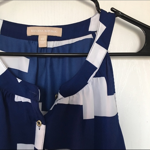 Banana Republic Tops - Blue and white geometric pattern tank 💙