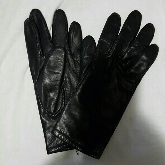 Size 7 pair of black leather gloves