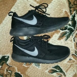 Size 6 Roshe runs AUTHENTIC