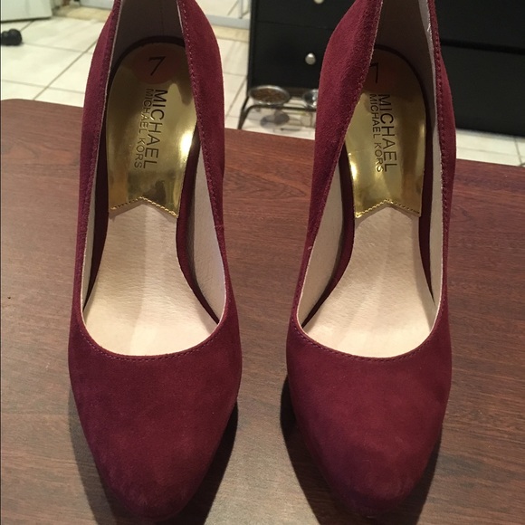 Michael Kora crimson red suede heels sz 7