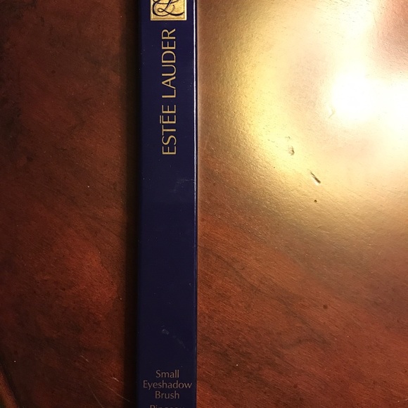 Estée Lauder 10E small eyeshadow brush