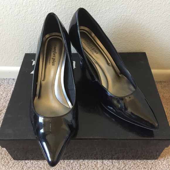 Black patent pointy-toe pumps