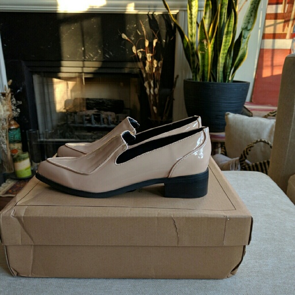 Nude pointed loafer shoes