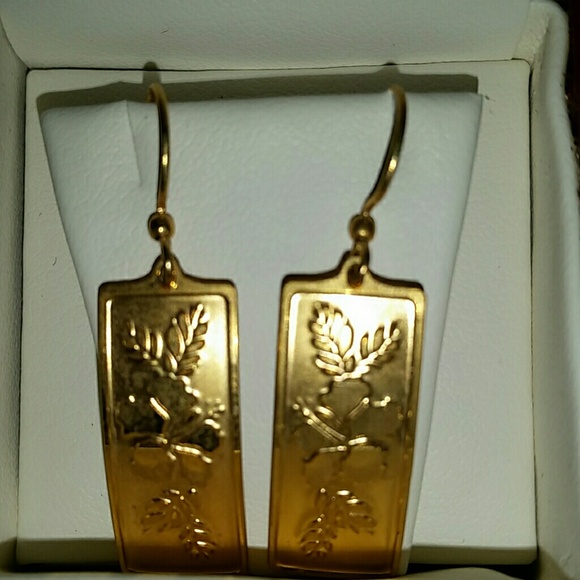 Hawaiian Hibiscus (Aloalo) dangle earrings.