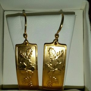 Hawaiian Hibiscus (Aloalo) dangle earrings.