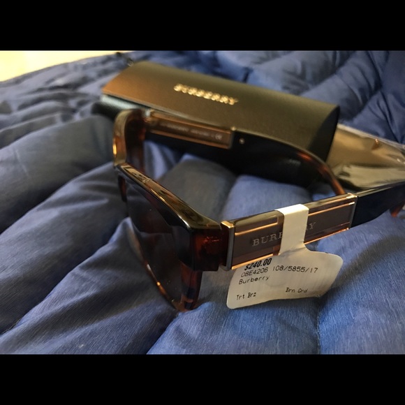 Burberry Sunglasses - MINT- never been worn - Picture 2 of 4