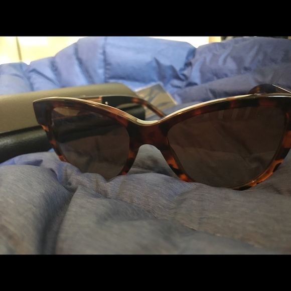 Burberry Sunglasses - MINT- never been worn - Picture 4 of 4