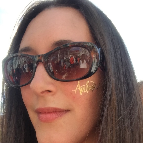 Meet your Posher, Olivia - Picture 1 of 1