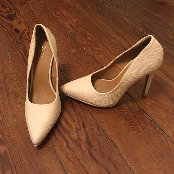 Qupid nude snakeskin pumps