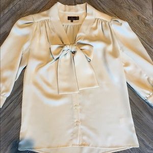 Gorgeous Mulberry tie neck blouse! Size 6