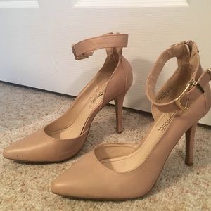 Anne Michelle blush and gold buckled heels
