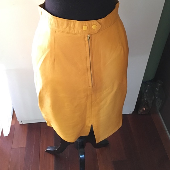 Vintage Mustard Yellow Leather skirt set - Picture 4 of 4