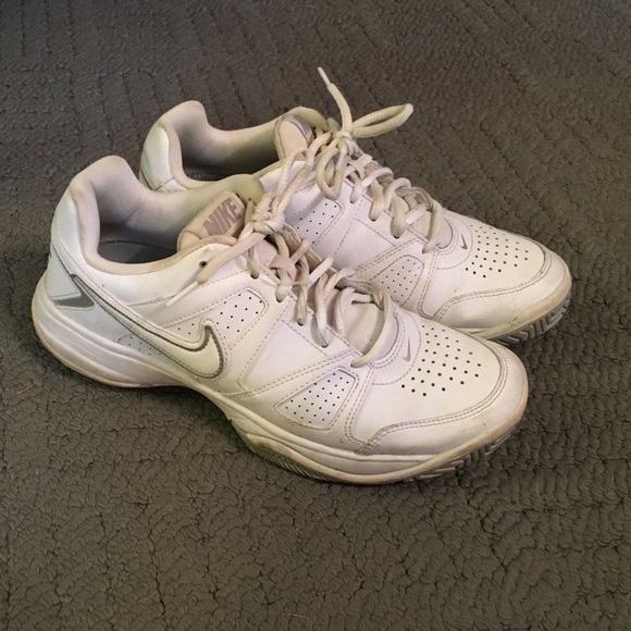 Tennis shoes