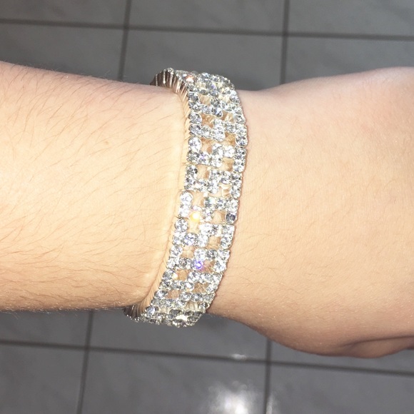 Jewelry - Gorgeous Bling Stretch Bracelet