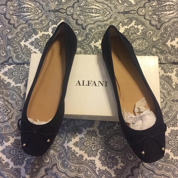 Ballerina flats with bows. New! Comes in box ❤️