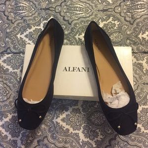 Ballerina flats with bows. New! Comes in box ❤️