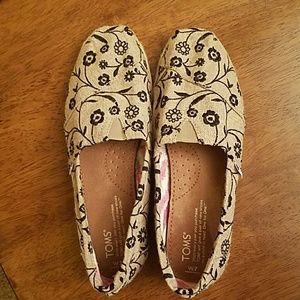 Brown and Black Burlap Floral TOMS NWOT!