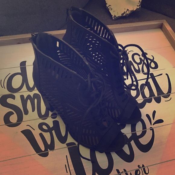 Open ties ankle boots