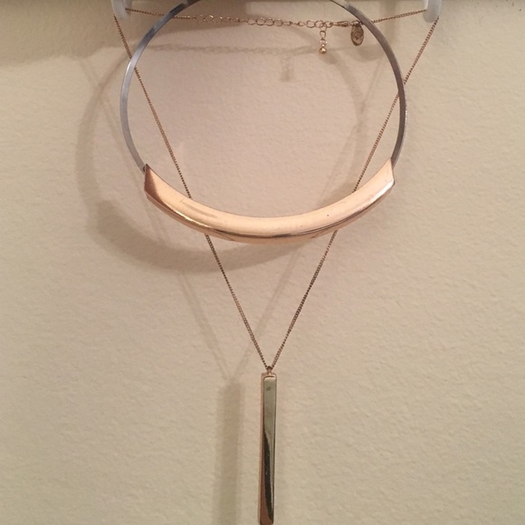 Gold chocked and gold necklace layered