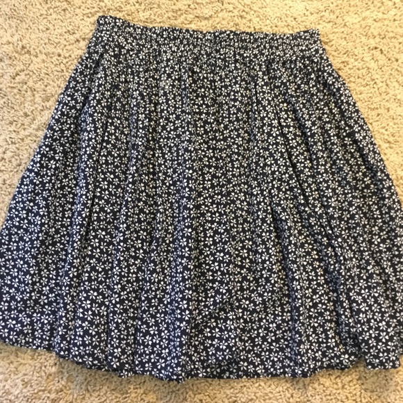 Flowy brandy Melville skirt - Picture 2 of 3