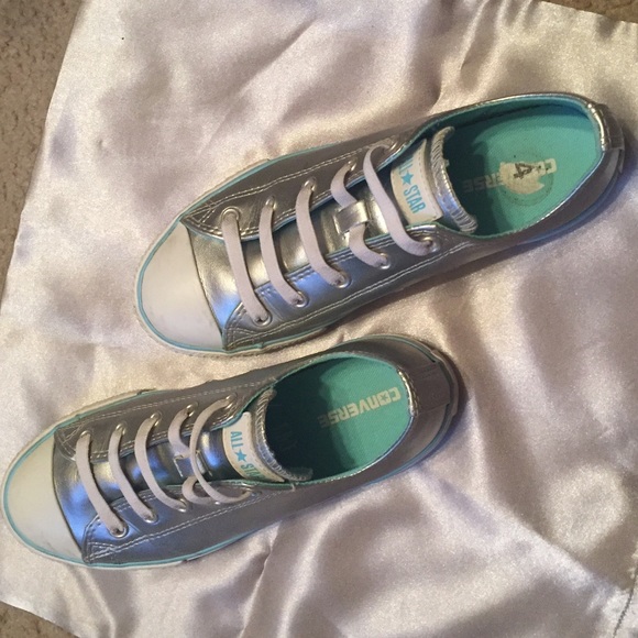 silver color. It fits size Euro 37, 37.5。authentic