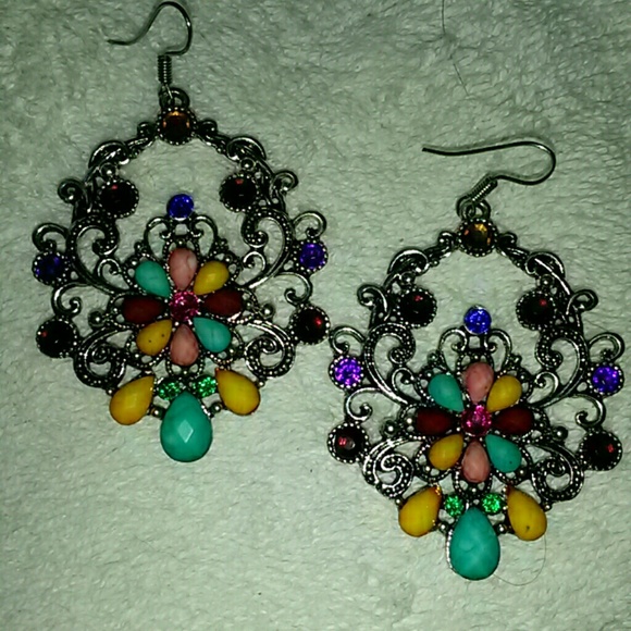 Gorgeous multicolored dangly earrings Like New