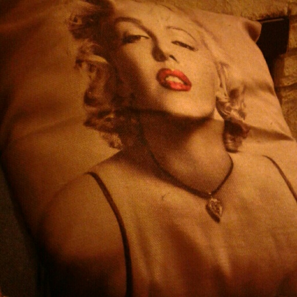 Marilyn Monroe throw pillows - Picture 2 of 4