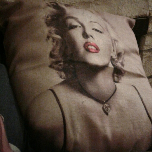 Marilyn Monroe throw pillows - Picture 3 of 4