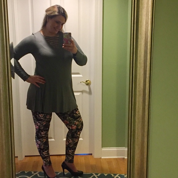 1 Medium left!!! Olive Criss Cross Neck top - Picture 3 of 4