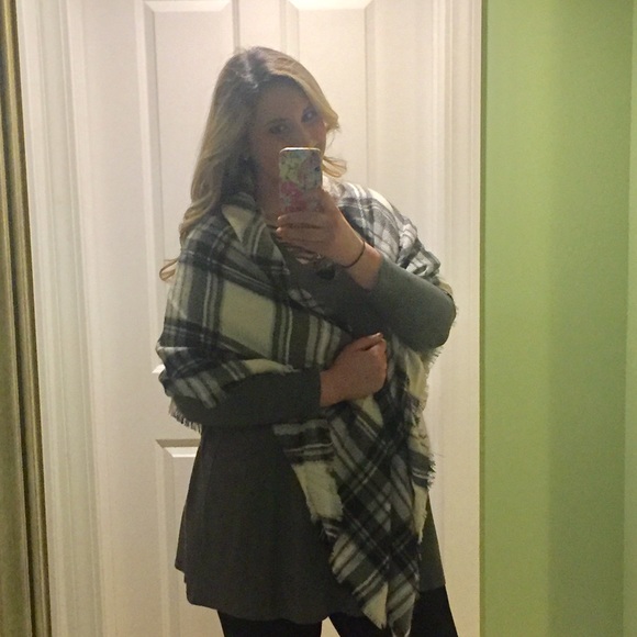 1 Medium left!!! Olive Criss Cross Neck top - Picture 4 of 4