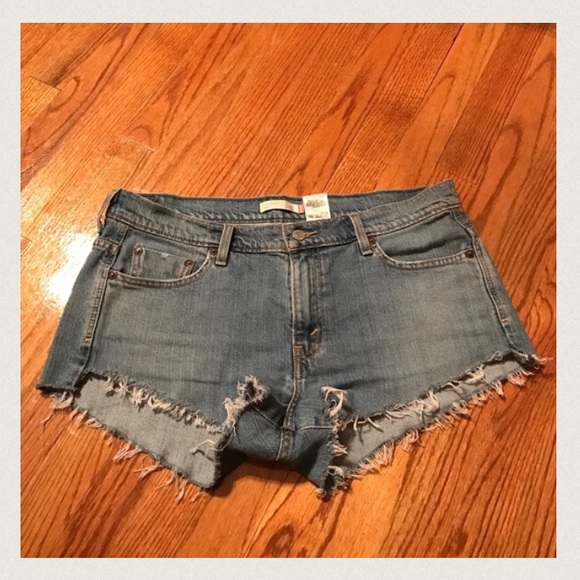 Vintage Levi jean shorts - Picture 2 of 3