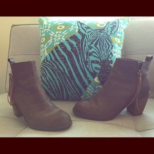 Dolce Vita brown booties