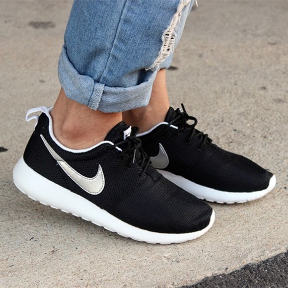 Nike Roshe Run Sneakers - Picture 2 of 4