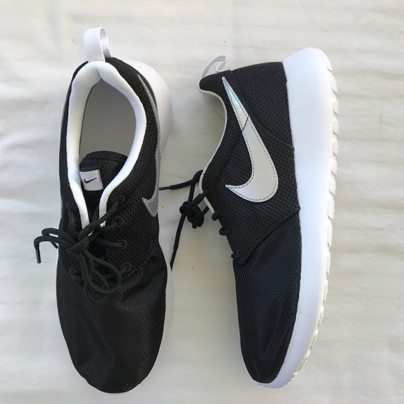 Nike Roshe Run Sneakers - Picture 3 of 4