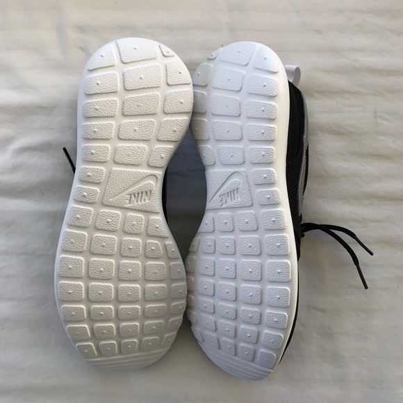 Nike Roshe Run Sneakers - Picture 4 of 4