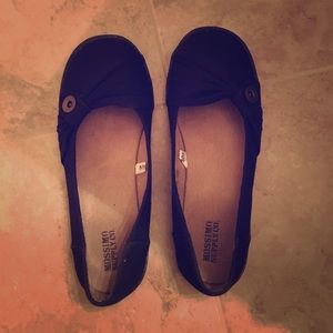 Black Mossimo flats. Size 7 1/2.