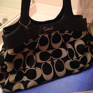 Authentic Coach shoulder bag.size 10x14x4.5