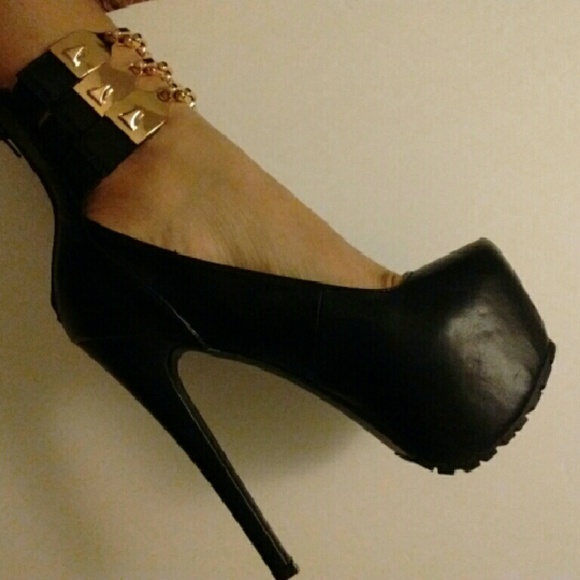 Privileged black heels