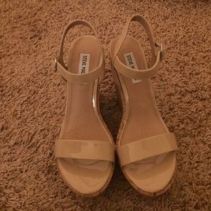 Steve Madden nude patten leather wedges